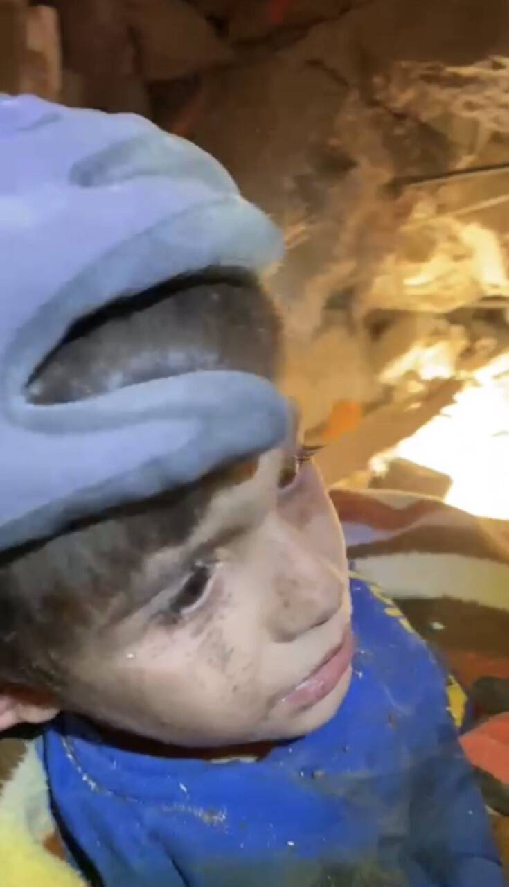 Enkazdan 45 saat sonra çıkarılan Mehmet tek kaldı