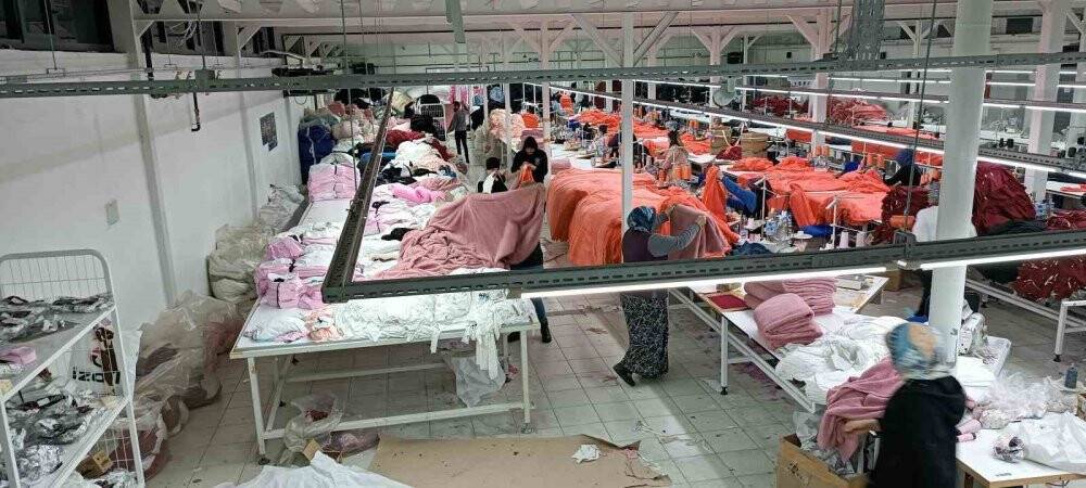 Fabrika işçileri depremzedeler üşümesin diye mesaiye kalıyor