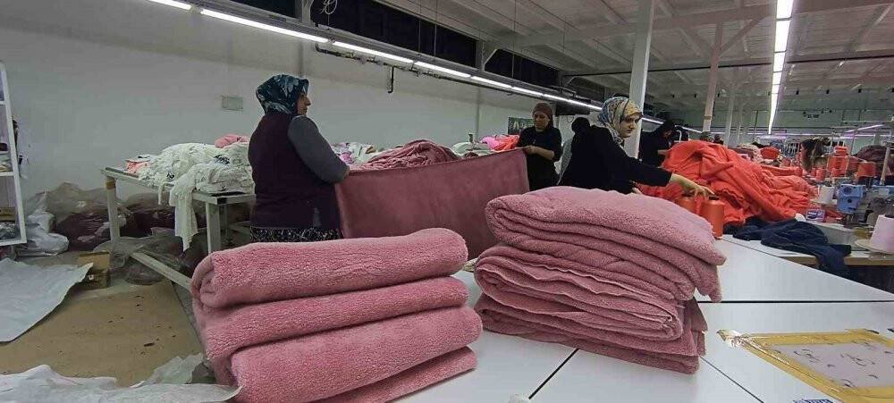 Fabrika işçileri depremzedeler üşümesin diye mesaiye kalıyor