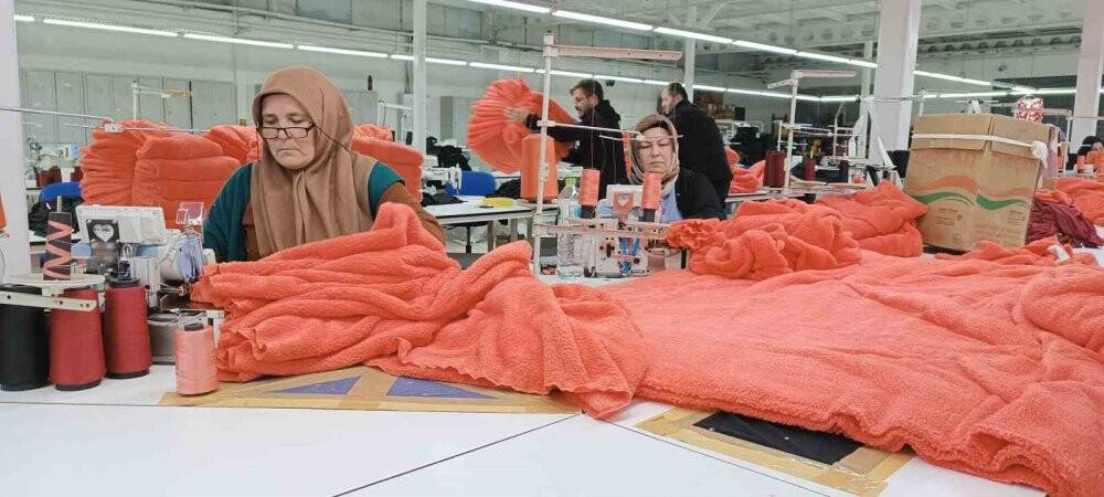 Fabrika işçileri depremzedeler üşümesin diye mesaiye kalıyor