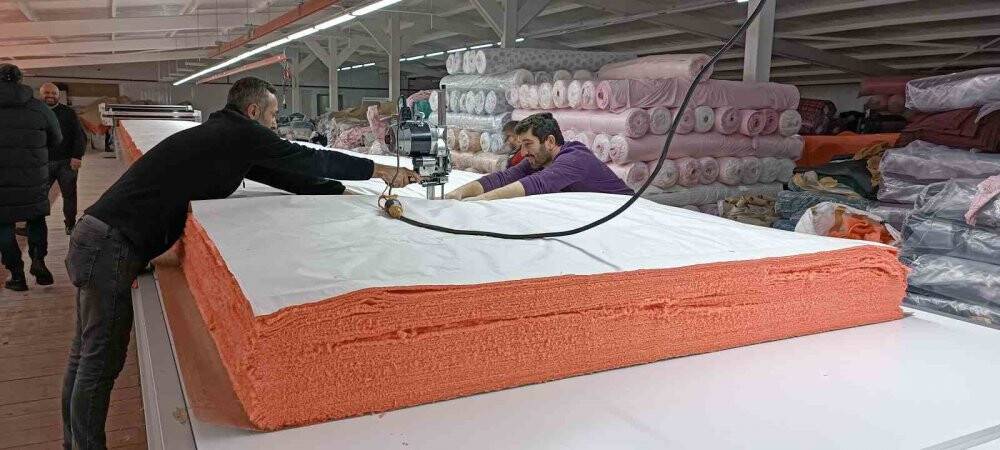 Fabrika işçileri depremzedeler üşümesin diye mesaiye kalıyor