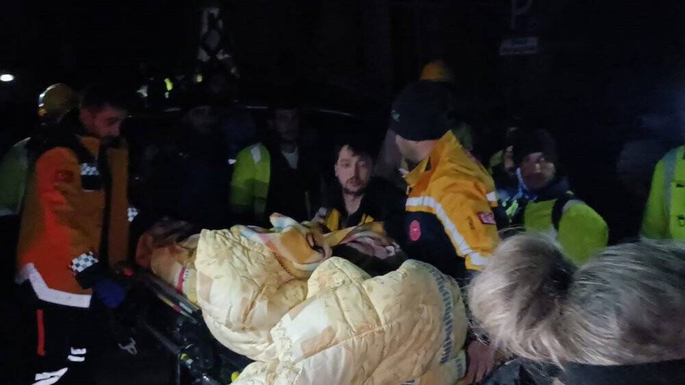 Hatay Antakya’da bir kadın sağ kurtarıldı