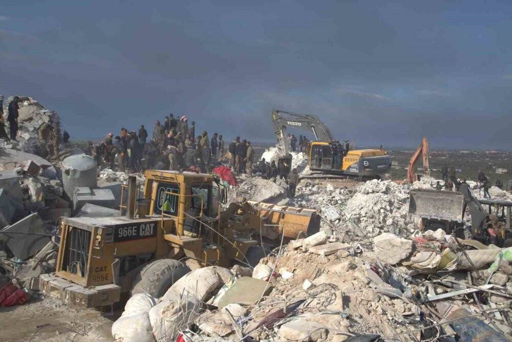 İdlib’de enkaz altındaki arama kurtarma çalışmaları sürüyor
