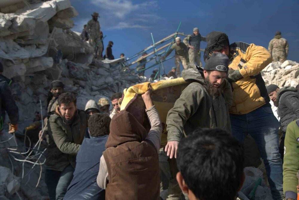 İdlib’de enkaz altındaki arama kurtarma çalışmaları sürüyor