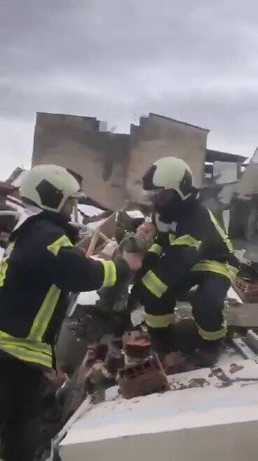 Kurtarma ekipleri bir bebeğe sağ olarak çıkardılar