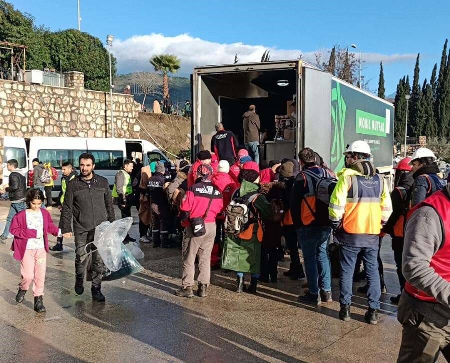 Meram Belediyesi tüm imkanlarıyla afet bölgesinde