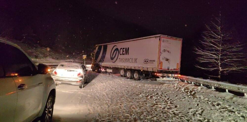 Tırların kaymasıyla kapanan yollar trafiğe açıldı