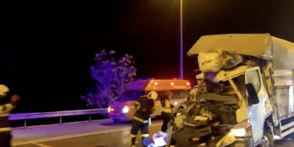 Yardım malzemesi taşıyan kamyonet tır ile çarpıştı