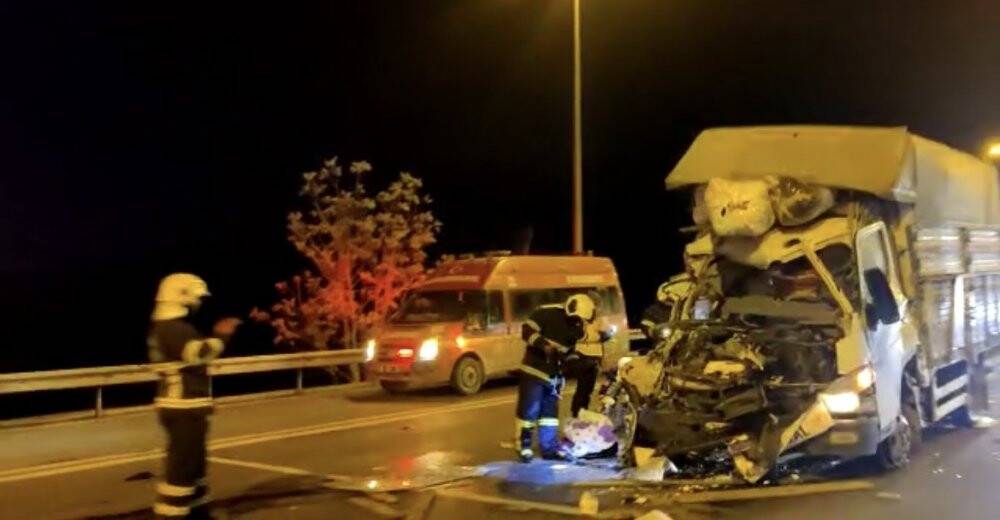 Yardım malzemesi taşıyan kamyonet tır ile çarpıştı