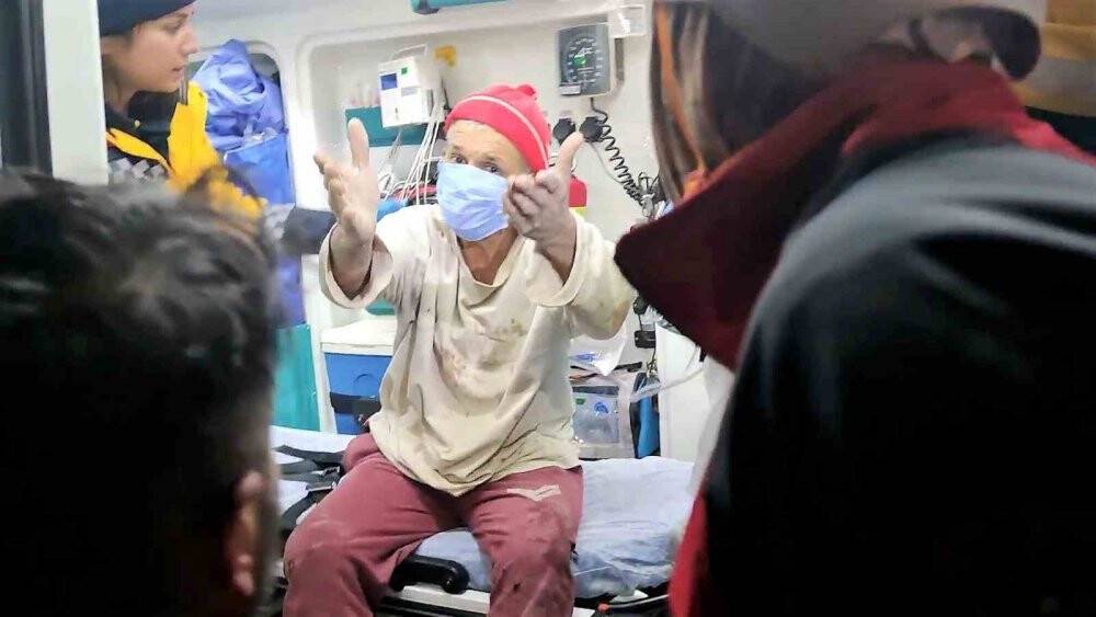 Ayaklarına doladığı bez parçalarıyla 72 saat yaşama tutundu