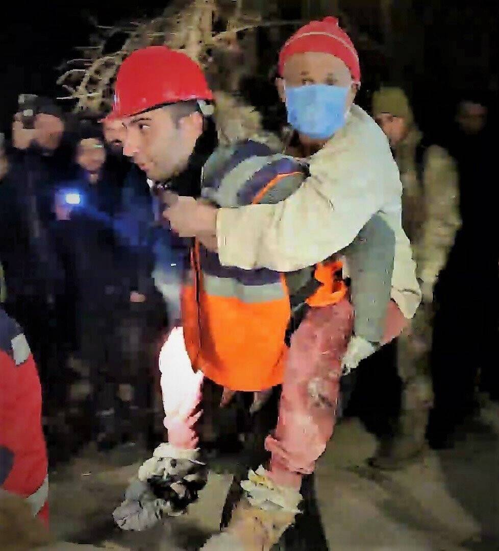 Ayaklarına doladığı bez parçalarıyla 72 saat yaşama tutundu