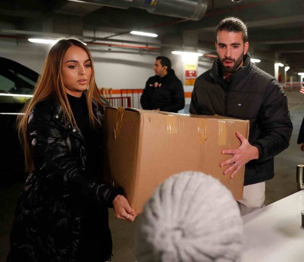 Galatasaraylı futbolcu ve eşinden çalışmalara destek