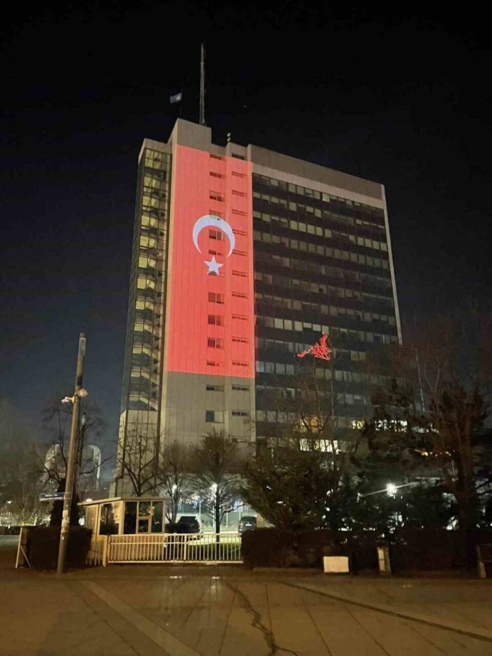 Kosova Başbakanlık binasına Türk bayrağı silueti yansıtıldı