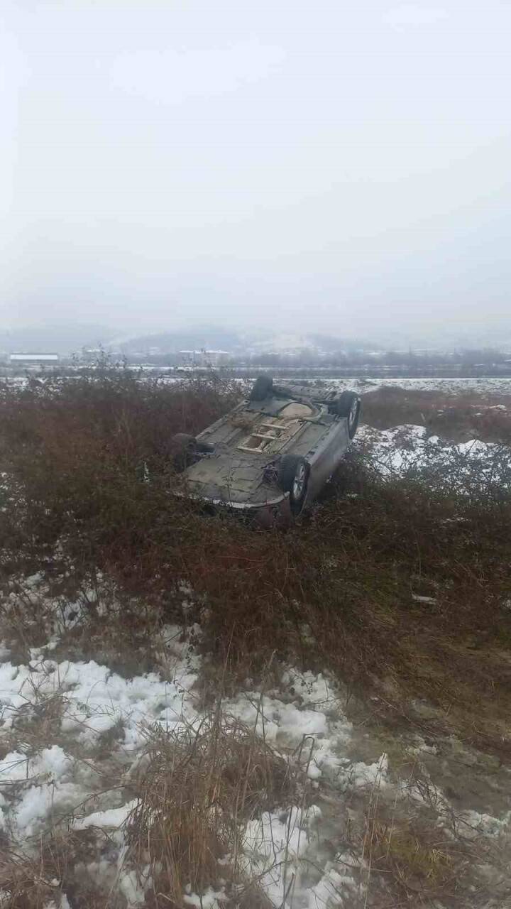 Şarampole uçarak devrildi