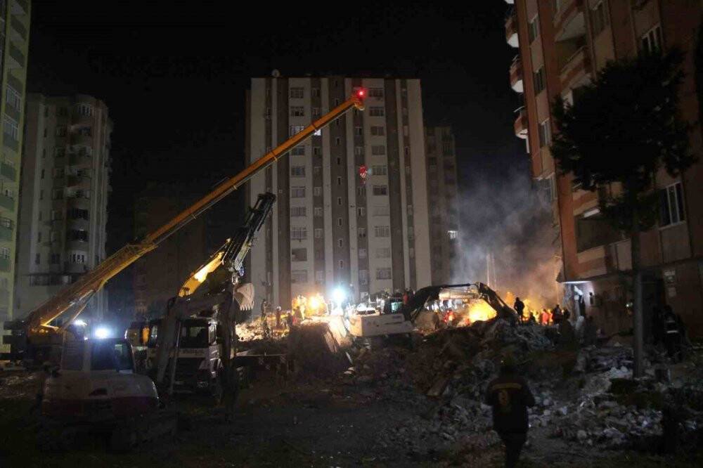 Sevimli kahramanlar depremde hayat kurtarıyorlar