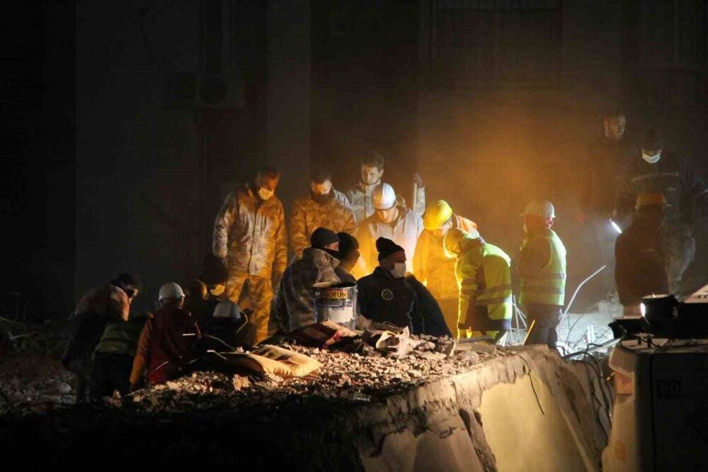 Sevimli kahramanlar depremde hayat kurtarıyorlar