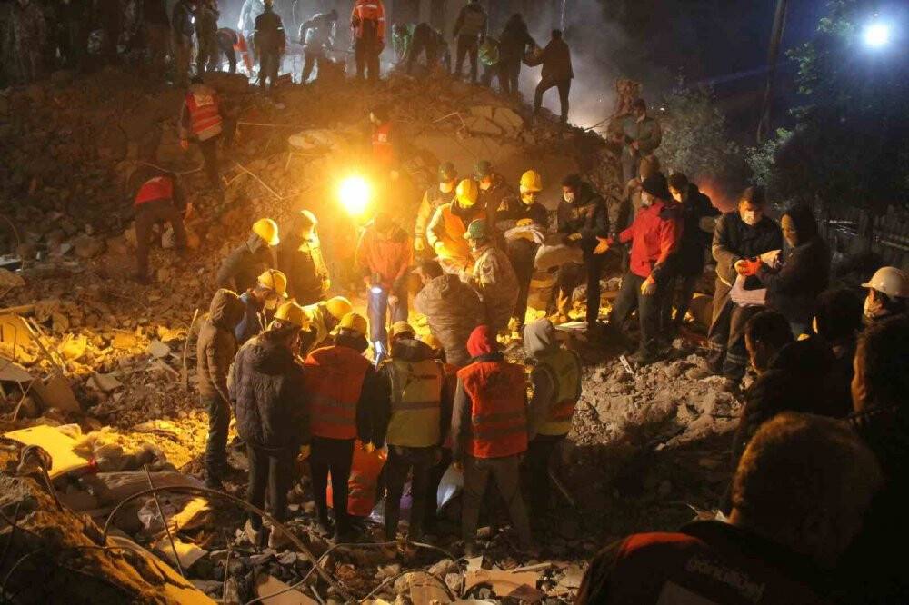 Sevimli kahramanlar depremde hayat kurtarıyorlar