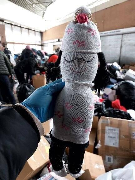 Yardım kolisindeki oyuncaklar içleri ısıttı