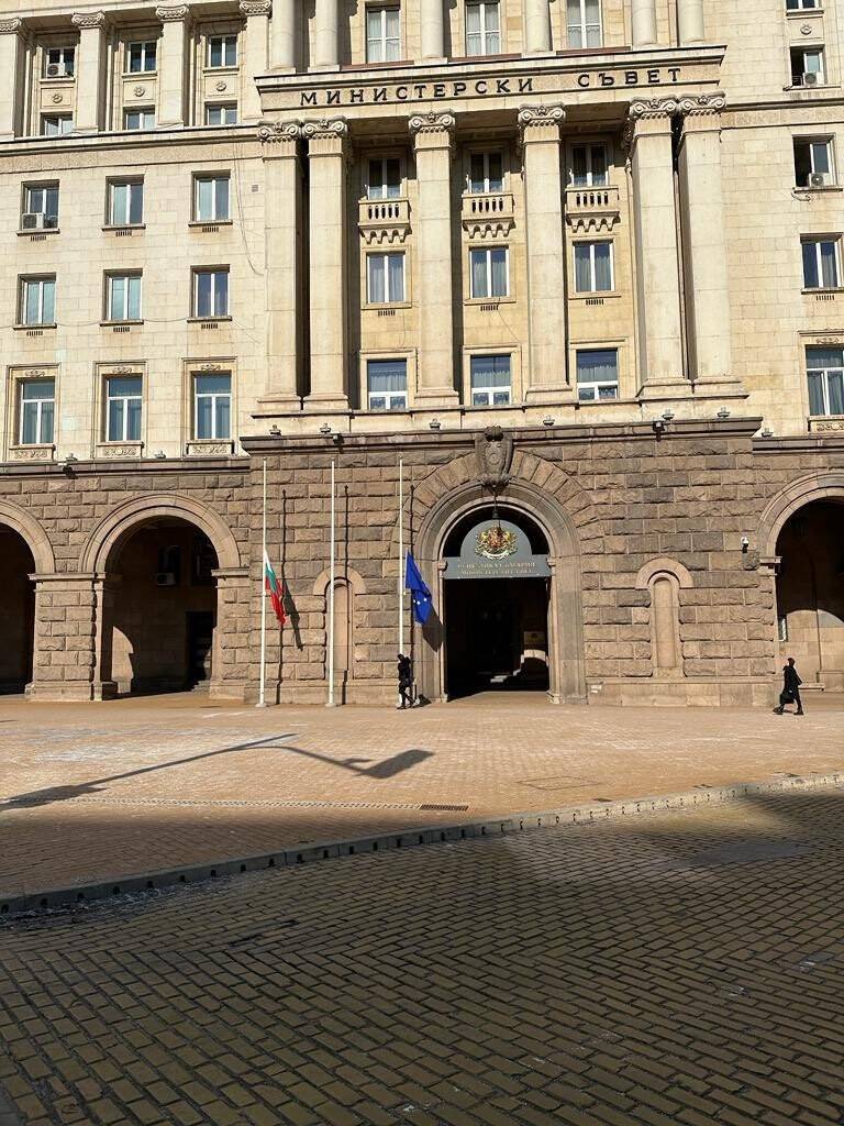 Bulgaristan’da tüm kamu kuruluşlarında bayraklar yarıya indirildi