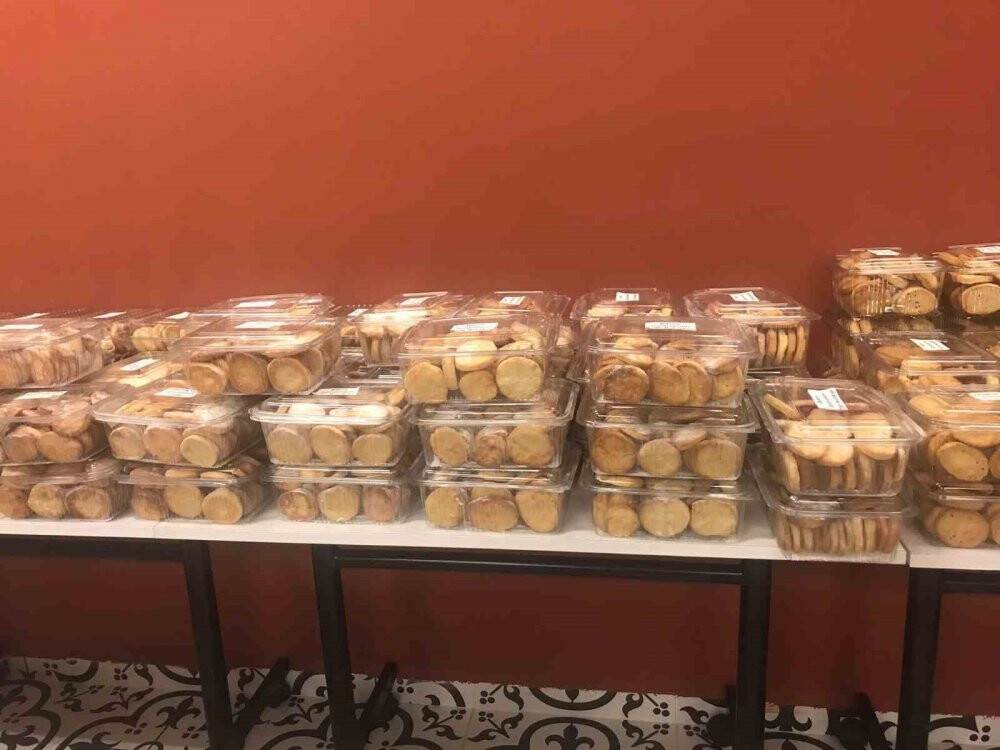 Deprem bölgesine bayatlamayan kek ve kurabiye gönderdiler