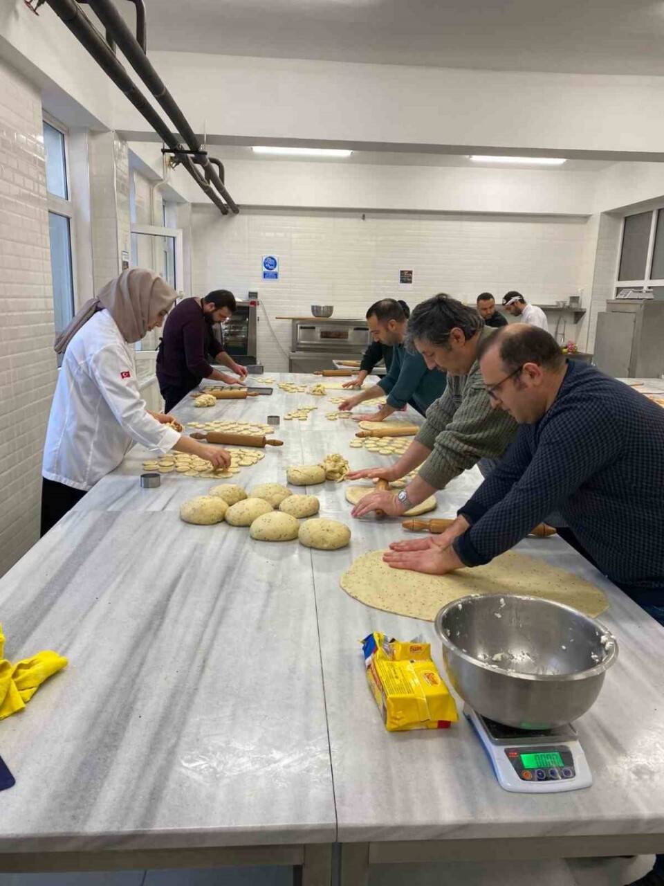 Deprem bölgesine bayatlamayan kek ve kurabiye gönderdiler