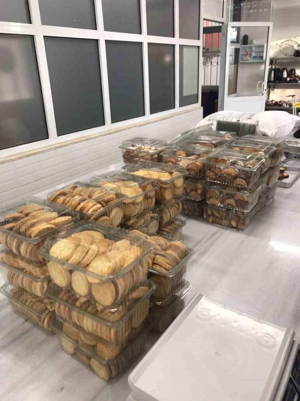 Deprem bölgesine bayatlamayan kek ve kurabiye gönderdiler