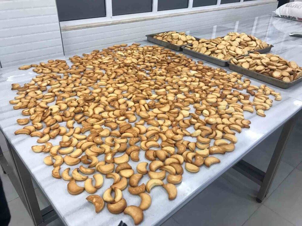 Deprem bölgesine bayatlamayan kek ve kurabiye gönderdiler