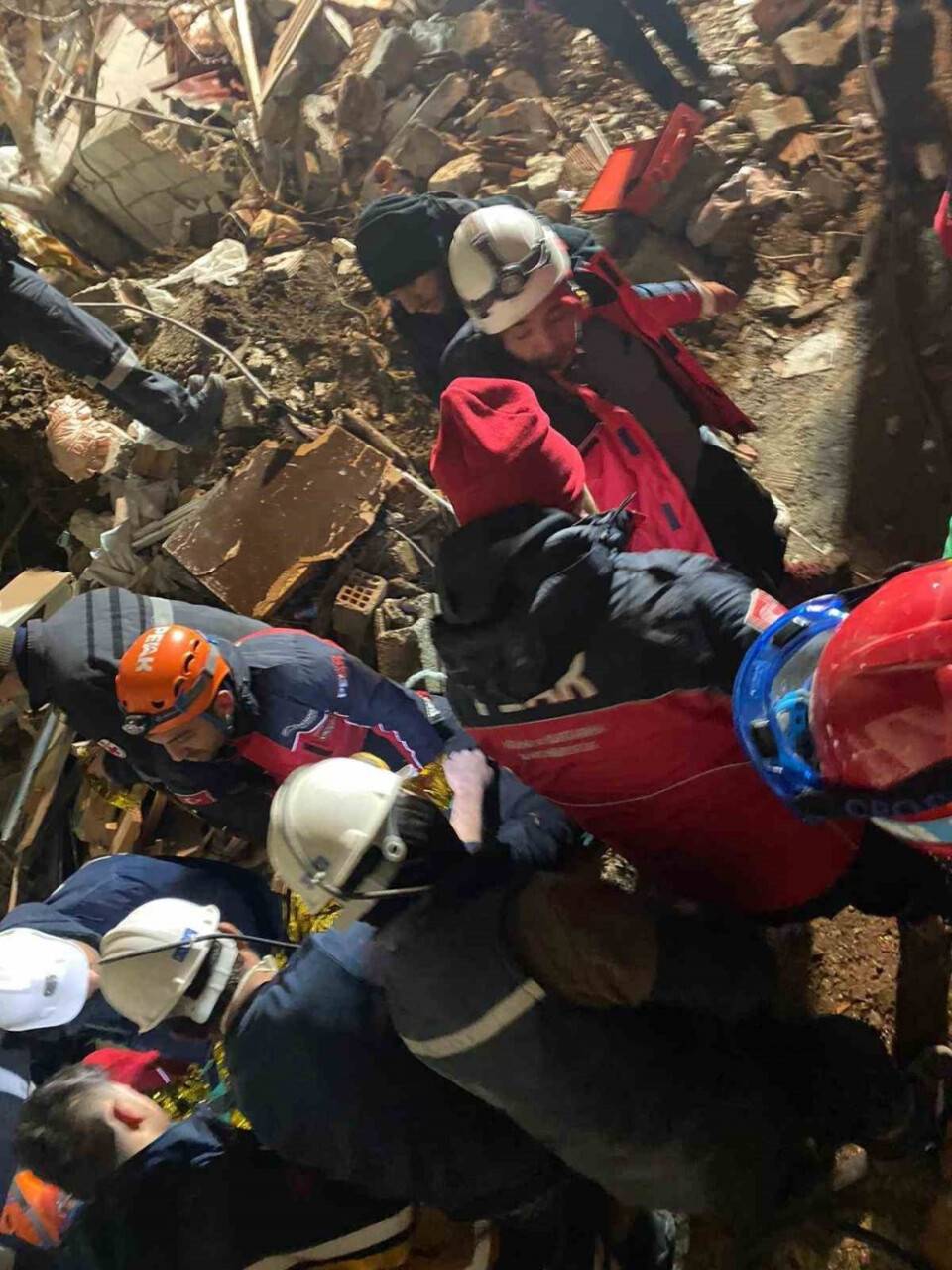 Enkaz çalışmalarının 96. saatinde gelen kurtuluş