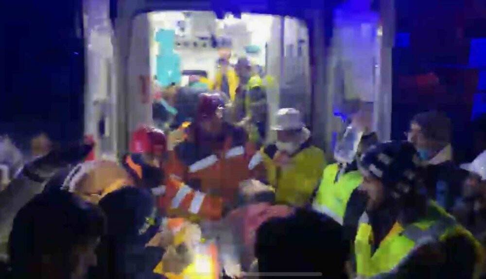 Enkazdan 89 saat sonra sağ çıkarıldı