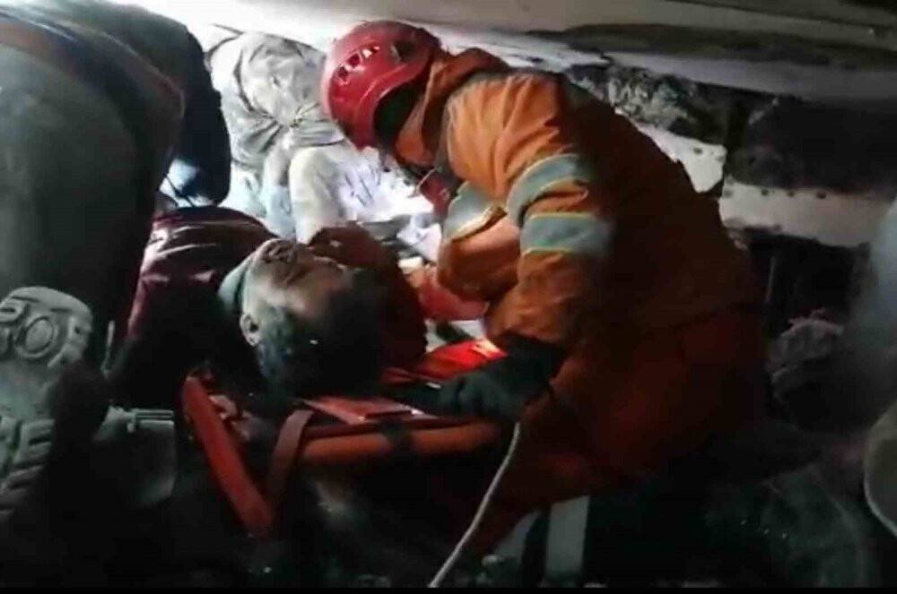 Enkazdan 89 saat sonra sağ çıkarıldı