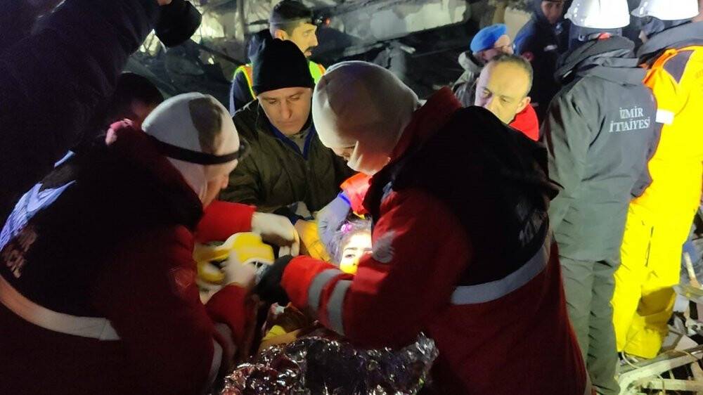Enkazdan çıkartılan çocuğun sözleri hem güldürdü, hem ağlattı