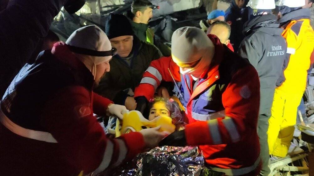 Enkazdan çıkartılan çocuğun sözleri hem güldürdü, hem ağlattı