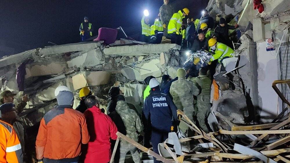Enkazdan çıkartılan çocuğun sözleri hem güldürdü, hem ağlattı