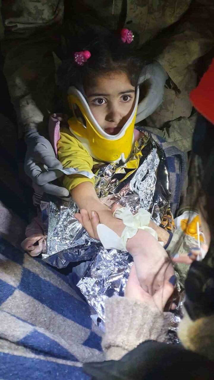 Enkazdan çıkartılan çocuğun sözleri hem güldürdü, hem ağlattı