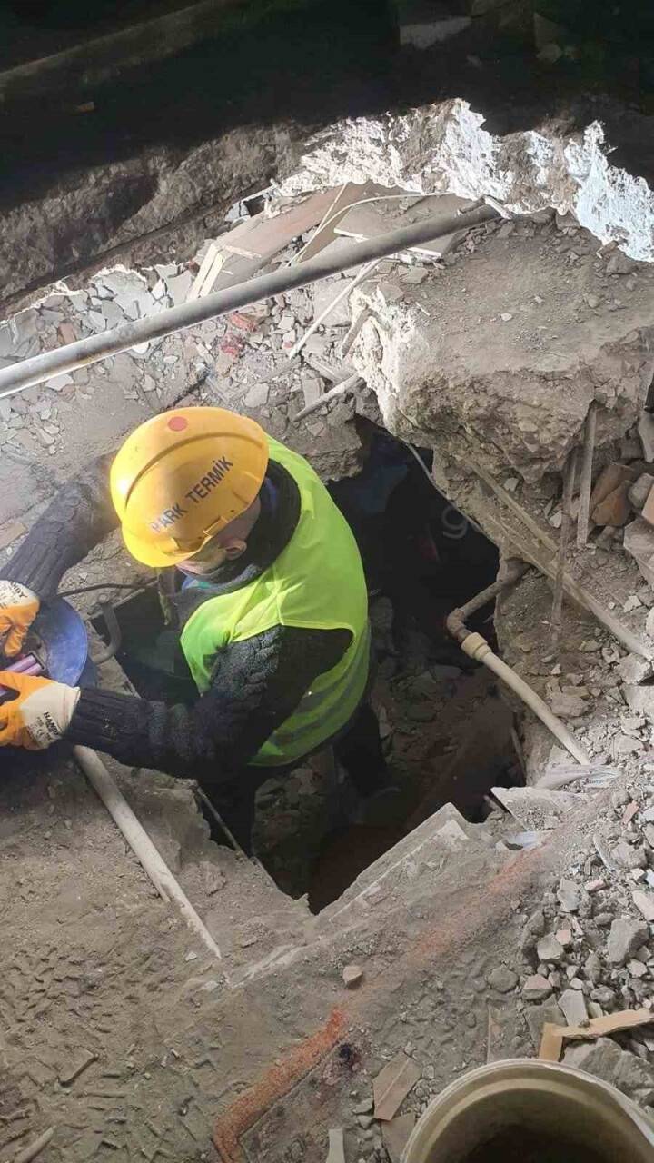 Enkazdan çıkartılan çocuğun sözleri hem güldürdü, hem ağlattı