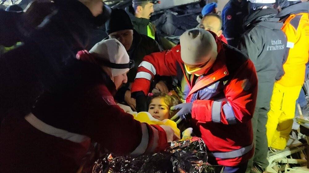 Enkazdan çıkartılan çocuğun sözleri hem güldürdü, hem ağlattı