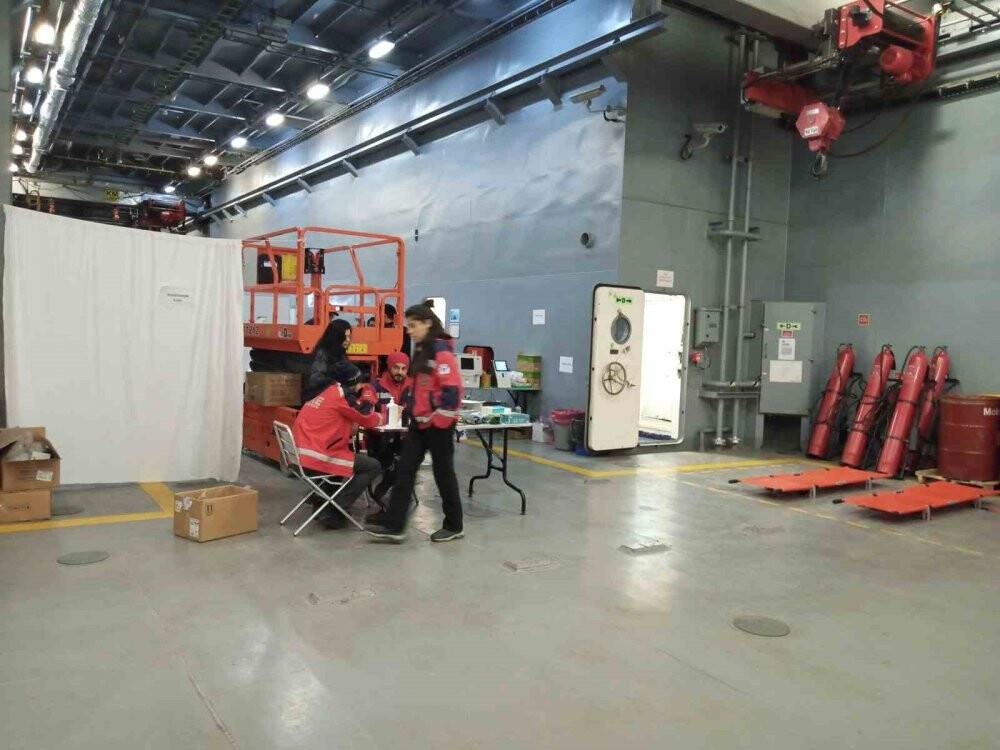 İki devasa gemi yüzen hastaneye çevrildi