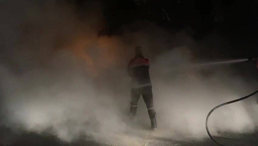 Seyir halindeki otomobil alev alev yandı