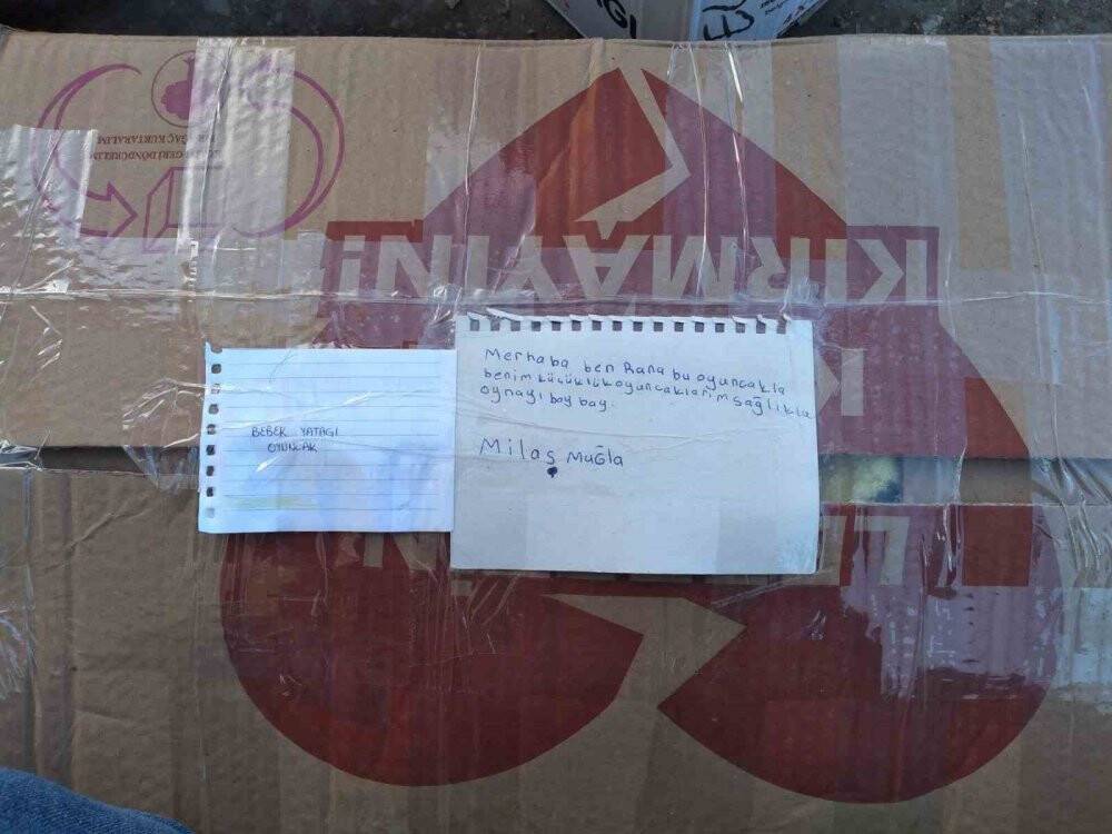 Yardım kolilerinden çıkan notlar duygulandırdı