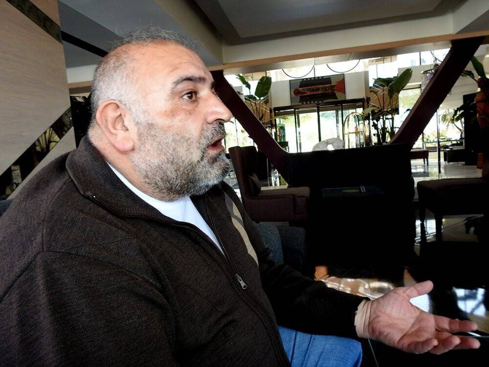 Depremzede "Annem yatalak, ablam diyaliz hastası" diyerek  gözyaşlarını tutamadı