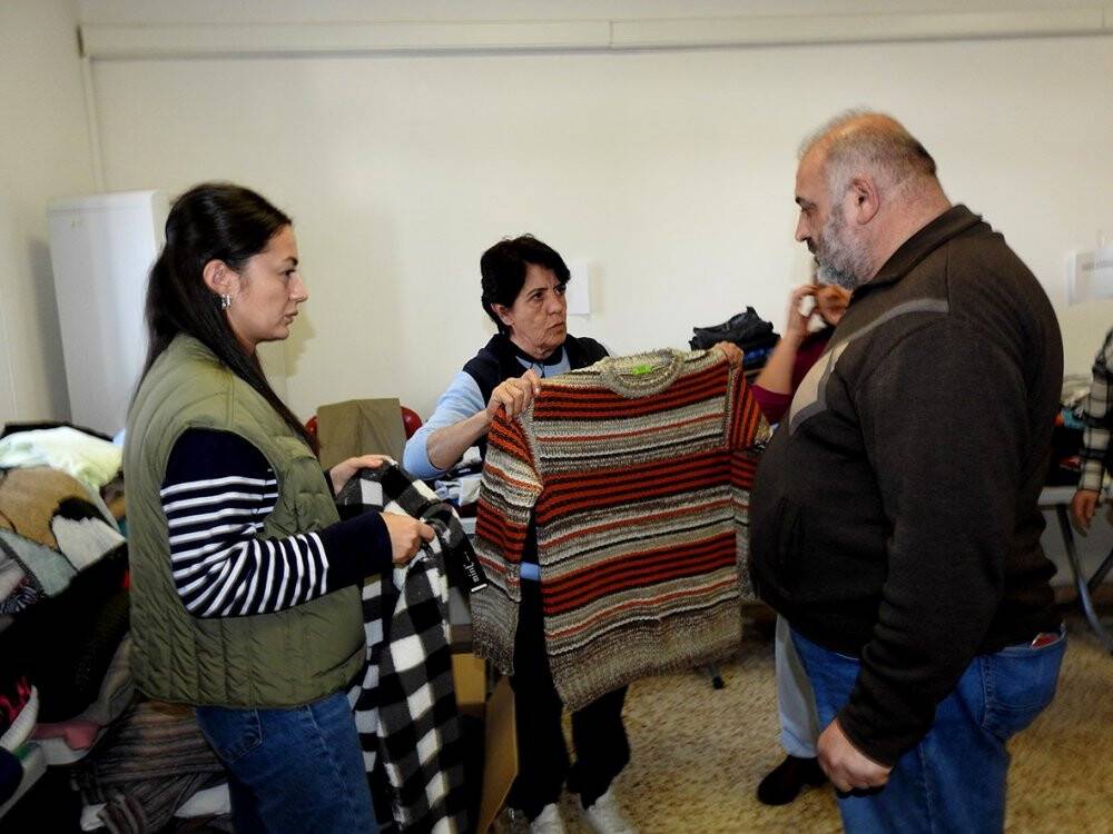 Depremzede "Annem yatalak, ablam diyaliz hastası" diyerek  gözyaşlarını tutamadı