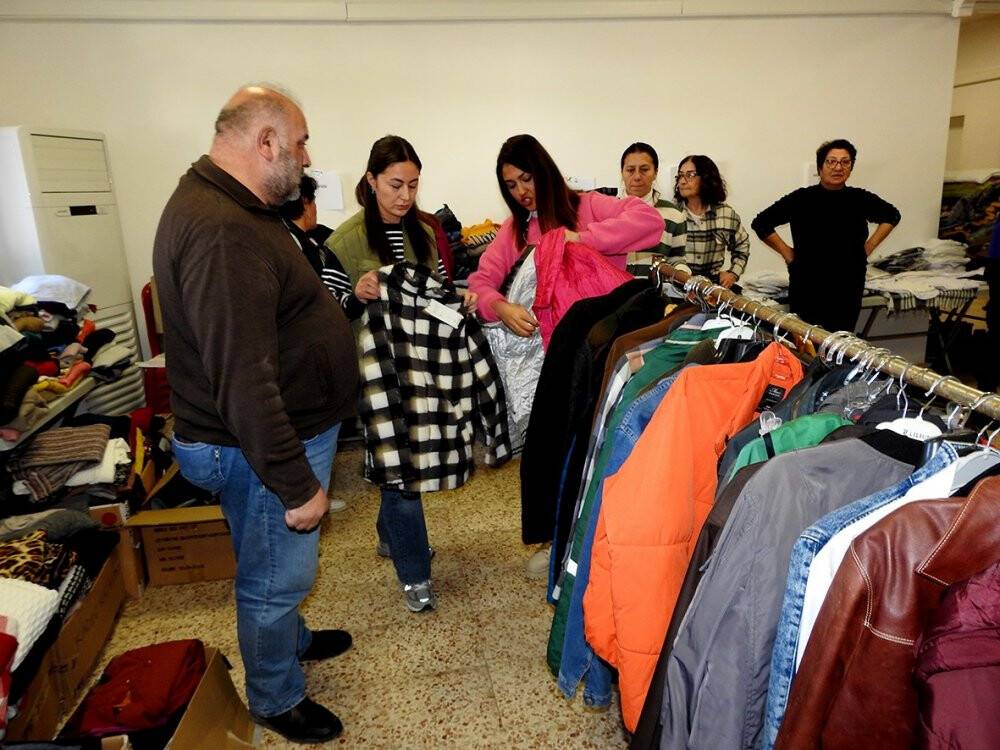 Depremzede "Annem yatalak, ablam diyaliz hastası" diyerek  gözyaşlarını tutamadı