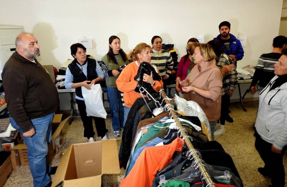 Depremzede "Annem yatalak, ablam diyaliz hastası" diyerek  gözyaşlarını tutamadı