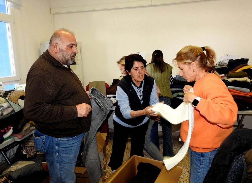 Depremzede "Annem yatalak, ablam diyaliz hastası" diyerek  gözyaşlarını tutamadı