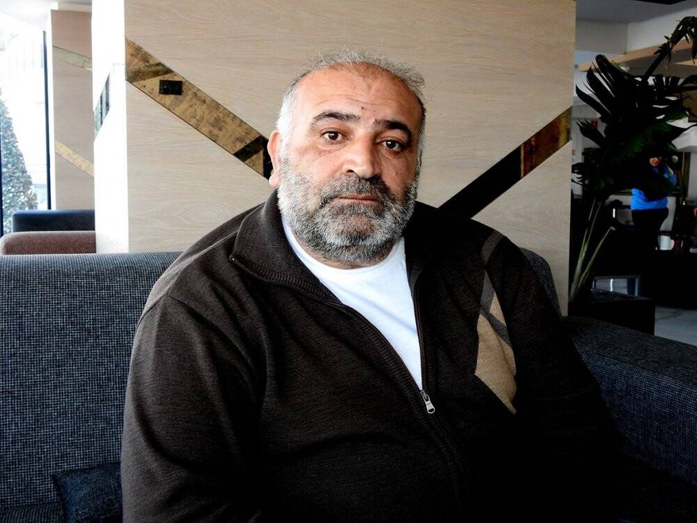 Depremzede "Annem yatalak, ablam diyaliz hastası" diyerek  gözyaşlarını tutamadı