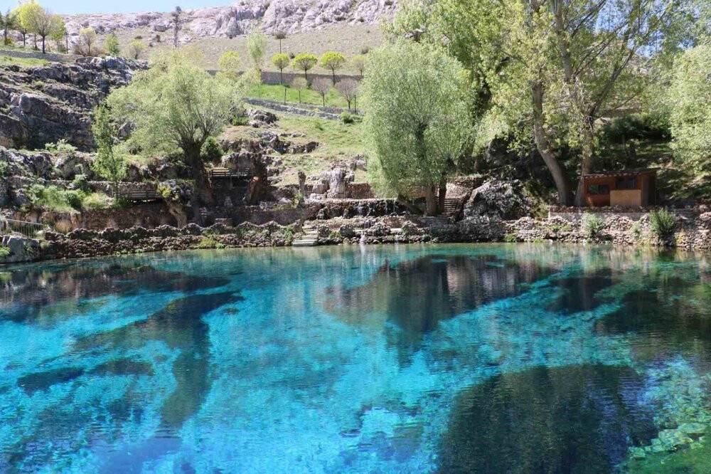 Dünyanın en berrak göllerinden biriydi, deprem sonrası çamura bulandı