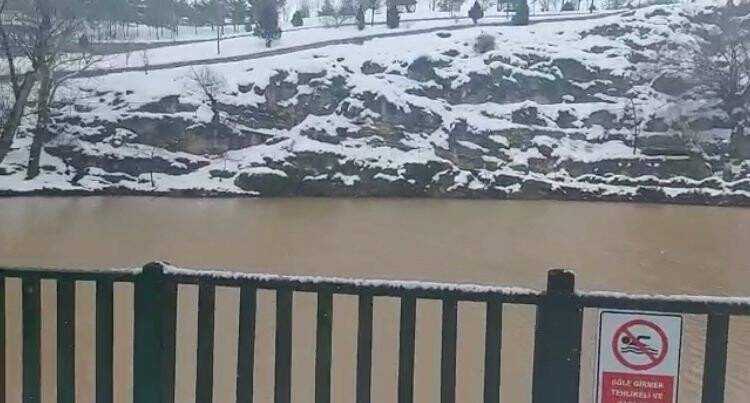 Dünyanın en berrak göllerinden biriydi, deprem sonrası çamura bulandı