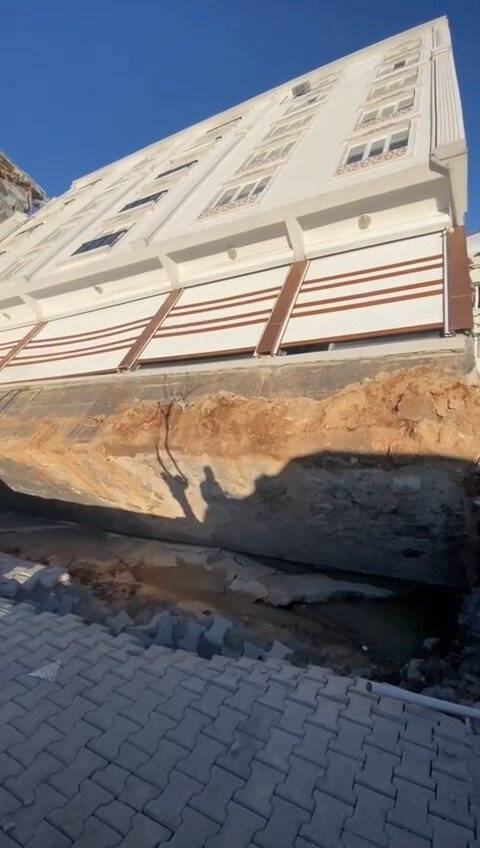 Bir çiziği bile olmadan yan yatan bina