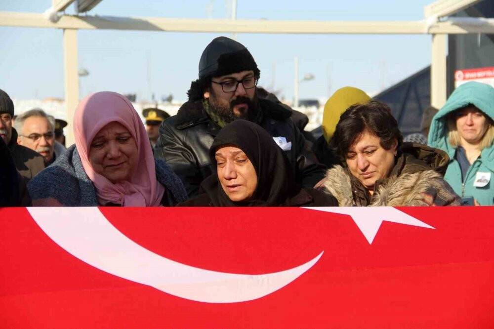 Depremde bu fotoğrafta bulunan sadece bir kişi hayatta kaldı