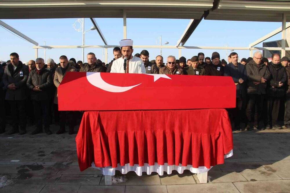 Depremde bu fotoğrafta bulunan sadece bir kişi hayatta kaldı